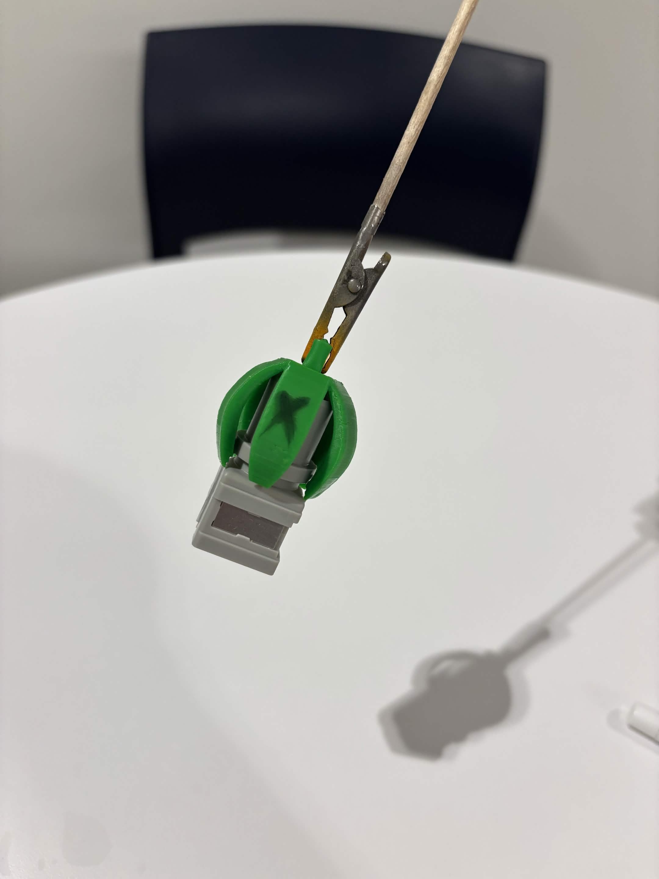 Shape-memory claw closed